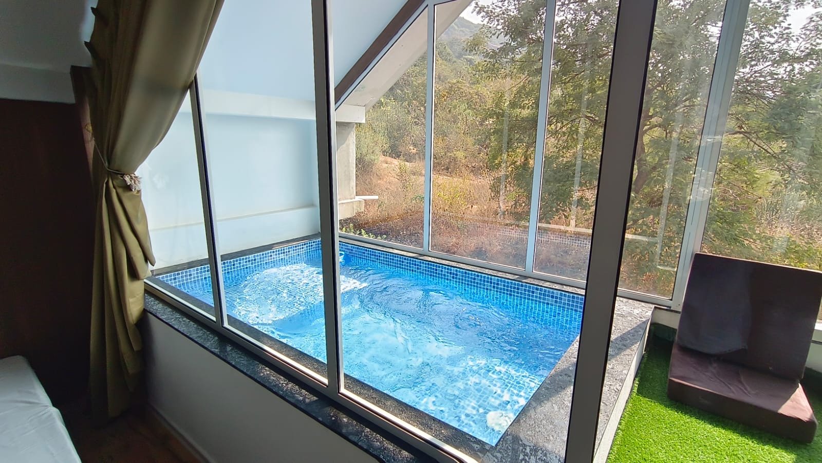 Pool contractor — Hotel swimming pool